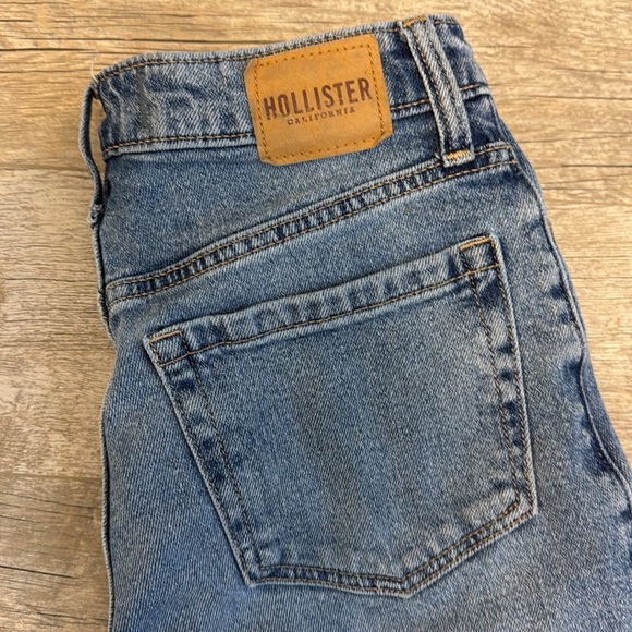 Hollister Women's Ultra High-Rise Medium Wash Dad Jeans - Picture 2 of 4